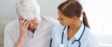 Доктор на дому консультирует пациента